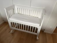 Bedside crib från Troll Nursery