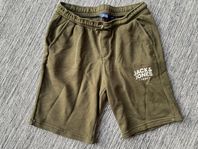 Gröna sweatshirt shorts från Jack & Jones i strl 164.