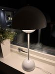 Flowerpot vp3 bordslampa blank vit