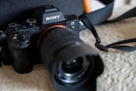 Sony A7ii med objektiv och väska