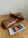 Solglasögon: Rayban Wayfarer RB4147 710/51 54