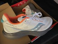 HELT NYA: Saucony Kinvara 14 White Gravel 42,5