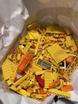 Lego sorterat i färg, gult samt svart & massor av däck. 