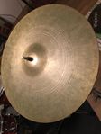 A Zildjian New Beat och Paiste 200 Hihat bottoms 