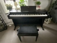 Digitalt Piano Yamaha med pall 