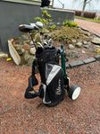 golfbag med vagn och klubbor