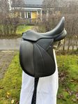 Equiline Dressyrsadel EQ1 Glamy Svart 17" 