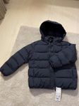 Oanvänd pufftech parka navy 5-6 år