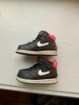 Nike Air Force 1 storlek 22