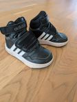 Adidas barn skor i storlek 22