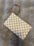 Louis Vuitton neverfull clutch