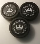 Tomma snusdosor med text "min/mammas/pappas- snusdosa"