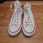 Vita Converse All Star sneakers med röd rand