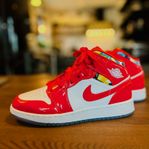 Nike Jordan 1 Mid, Barcelona Sweater Red Patent, strl 36