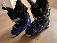 Salomon slalom pjäxor nytt skick. använd en säsong, 900kr