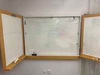 White board med blädderblock på sidan, med dörrar 