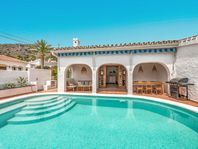 Nyrenoverad villa i medelhavsstil med privat pool i Nerja