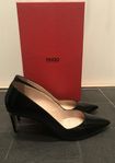 Hugo Boss Hellia pump i svart lackläder strl 39