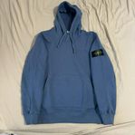 Blå Stone Island hoodie i M