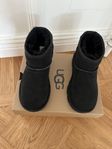 UGG CLASSIC MINI II - Svart storlek 32.5 nyskick! 