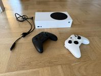 Xbox Series S med 2 handkontroller