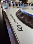 Pioneer CDJ 2000 NXS2 + DJM 900 NXS2 White edition