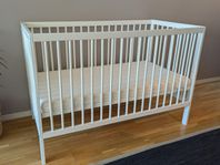 Mokee spjälsäng + madrass (Mini Cot Bed)