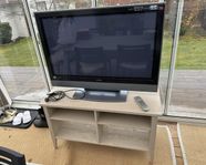 Hitachi 1080p TV med TV-bord