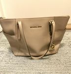 Beige Michael kors väska 