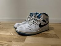 Jordan 1 Mid "White/Laser Blue"