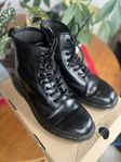 Dr Martens 1460 i storlek 42