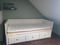 Säng HEMNES + 2 madrasser – Perfekt för barn- eller gäs