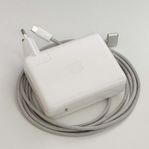 Apple 140 W strömadapter och MagSafe 3-kabel