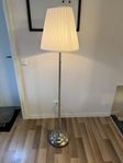 Fin golvlampa ifrån Ikea med led glödlampa 