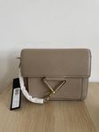 Karl Lagerfeld Vektor Crossbody Shoulder Bag i beige 