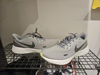 Nike Revolution 5 SE 43 EU Herr NEW