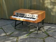 Soffbord, tillverkat av en vintage analog Philips-orgel