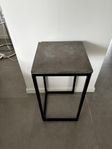 Sidetable betong/ svart smide