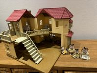 Sylvanian families. Hus, möbler och figurer