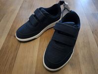 Oanvända sneakers storlek 27