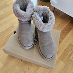 UGG mini Bailey bow storlek 40