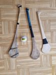 Hurlingklubba och sliotar (boll)