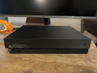 Xbox One X 1TB Project Scorpio edition  med 2 kontroll 