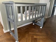 Bedside crib Carena, madrass, spjälskydd, lakan