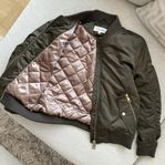 Calvin Klein jacka "Sateen Bomber Jacket Olive" olivfärgad