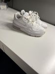 Vita Nike Air Max 1 skor i storlek 41 UNISEX