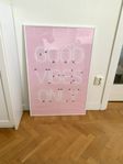 Tavla Ikea rosa poster inramad i vit ram barnrum 92x62 cm