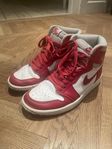 Ett par Jordan 1 mid 