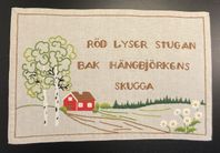 Väggbonad - Röd lyser stugan bak hängbjörkens skugga 