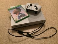 Xbox One S med kontroll och ett spel 